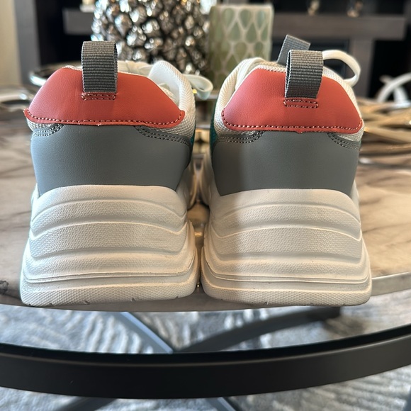 STEVE MADDEN SNEAKERS 🩷 - Picture 3 of 5